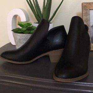 NWOT Universal Thread Co. Booties
